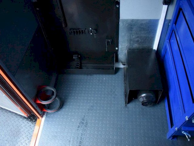 Фото №7: Передвижная маслостанция КАМАЗ 43118-3011-50 с КМУ АНТ 8.5-2 (971)