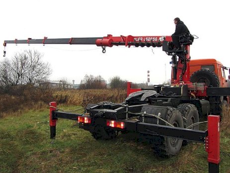 Тягач КАМАЗ 43118T с КМУ Hotomi LS 2656 с буром